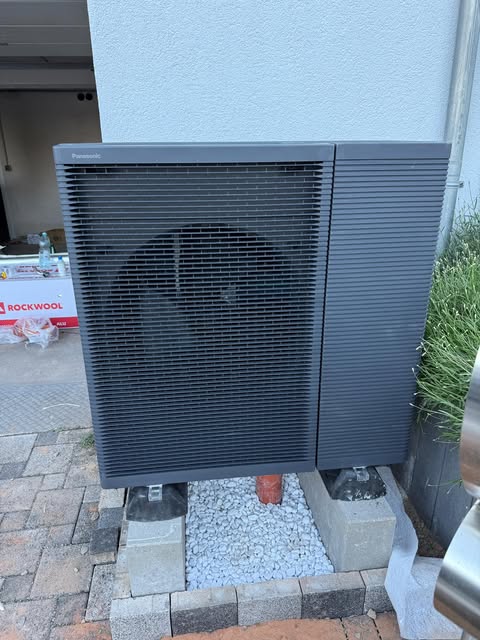 Wärmepumpe Außeneinheit Montiert